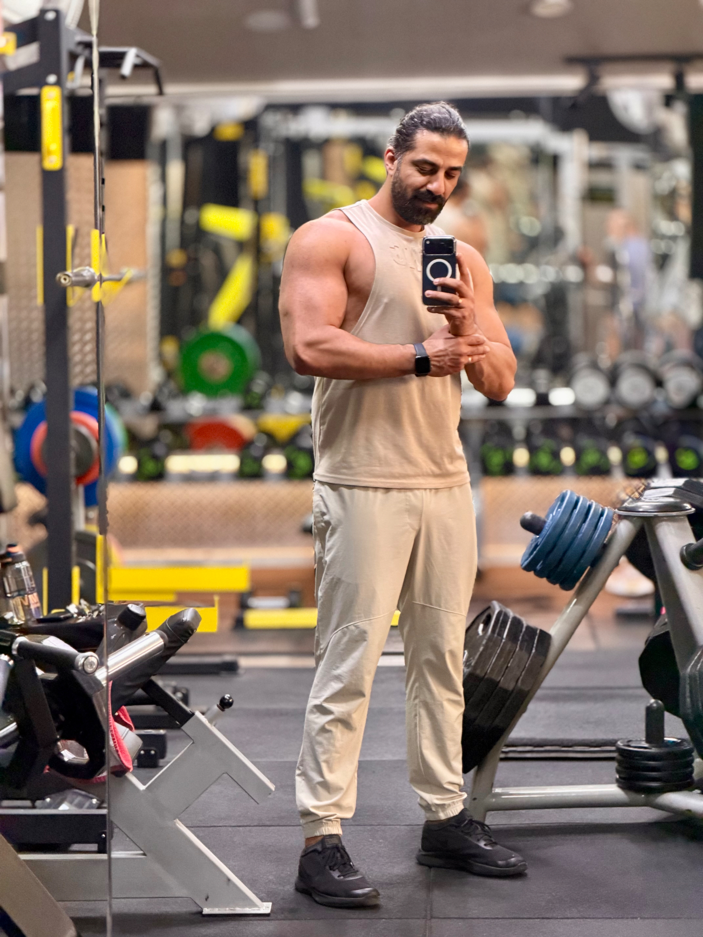 زياد درويش، المدرّب الشخصي المعتمد ومدرب المساءلة، في صورة شخصية احترافية.